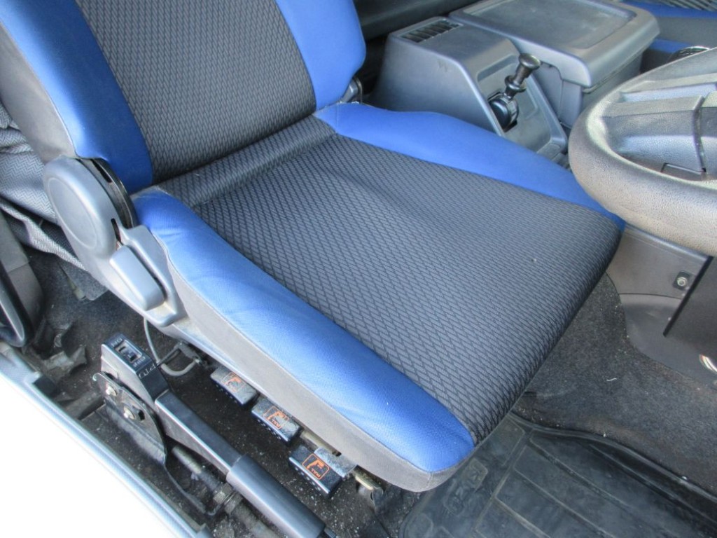 運転席座面にヘタリがあります。|いすゞ ギガ 2PG-CXZ77CTの写真38