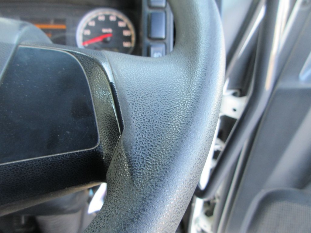 ハンドルにスレがあります。|いすゞ ギガ 2PG-CXZ77CTの写真39