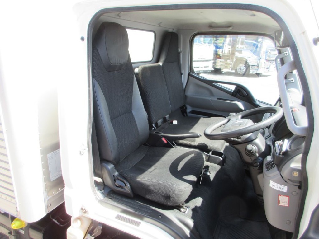 乗車定員は３名です。|三菱 キャンター 2RG-FBA20(2WD)の写真6