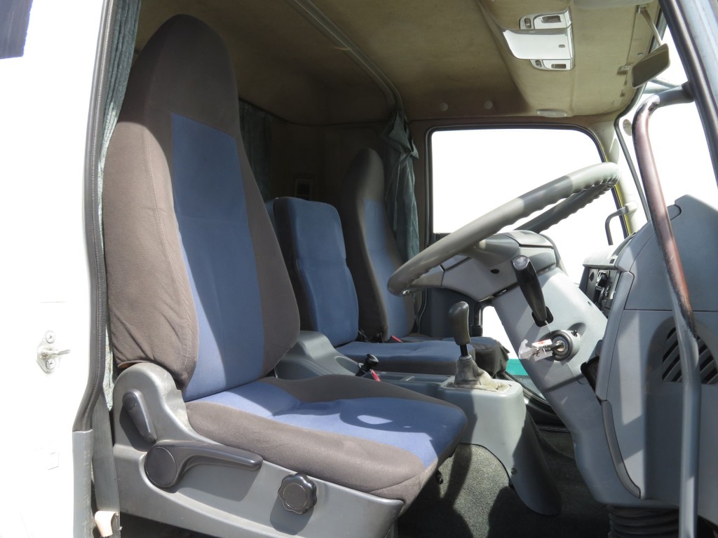 運転席座面にヘタリ・たばこの焦げ跡、助手席座面がエグレています。|三菱 ファイター LKG-FK62FZの写真6
