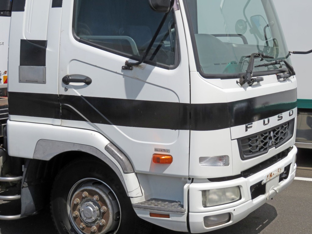 キャビン前面及び側面に看板消し塗装がされています。|三菱 ファイター LKG-FK62FZの写真12