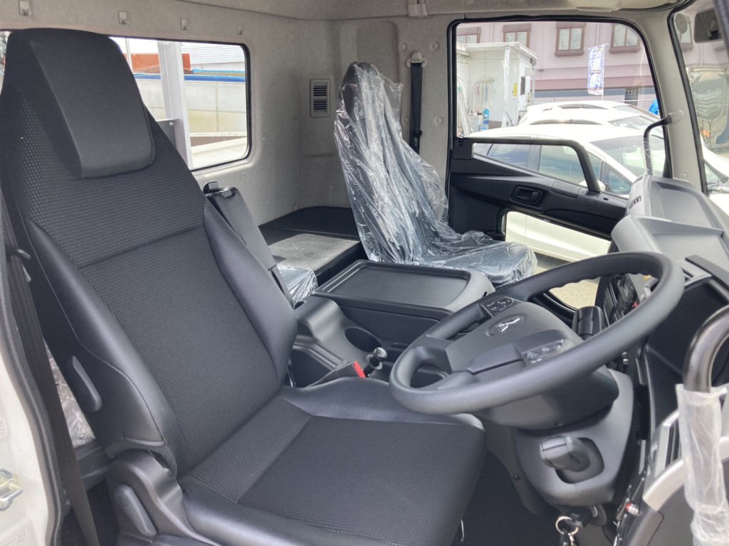 車内です。|三菱 ファイター 2KG-FK62FZの写真11