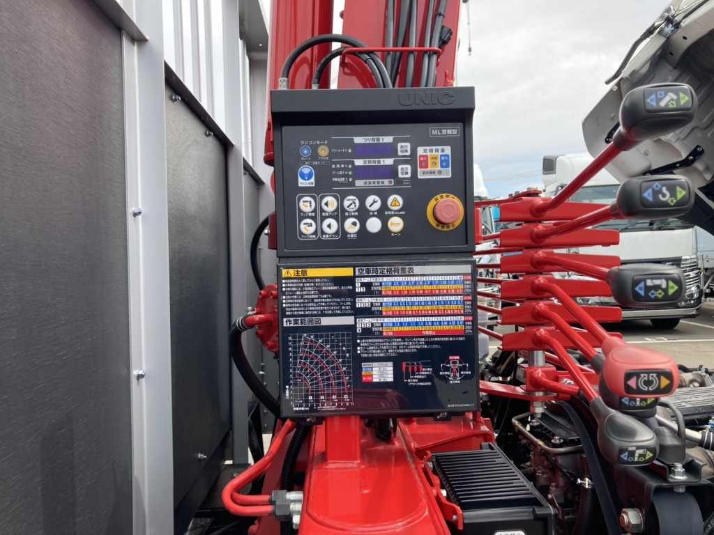 クレーンの表示器と操作レバーの状態です。|三菱 ファイター 2KG-FK62FZの写真20