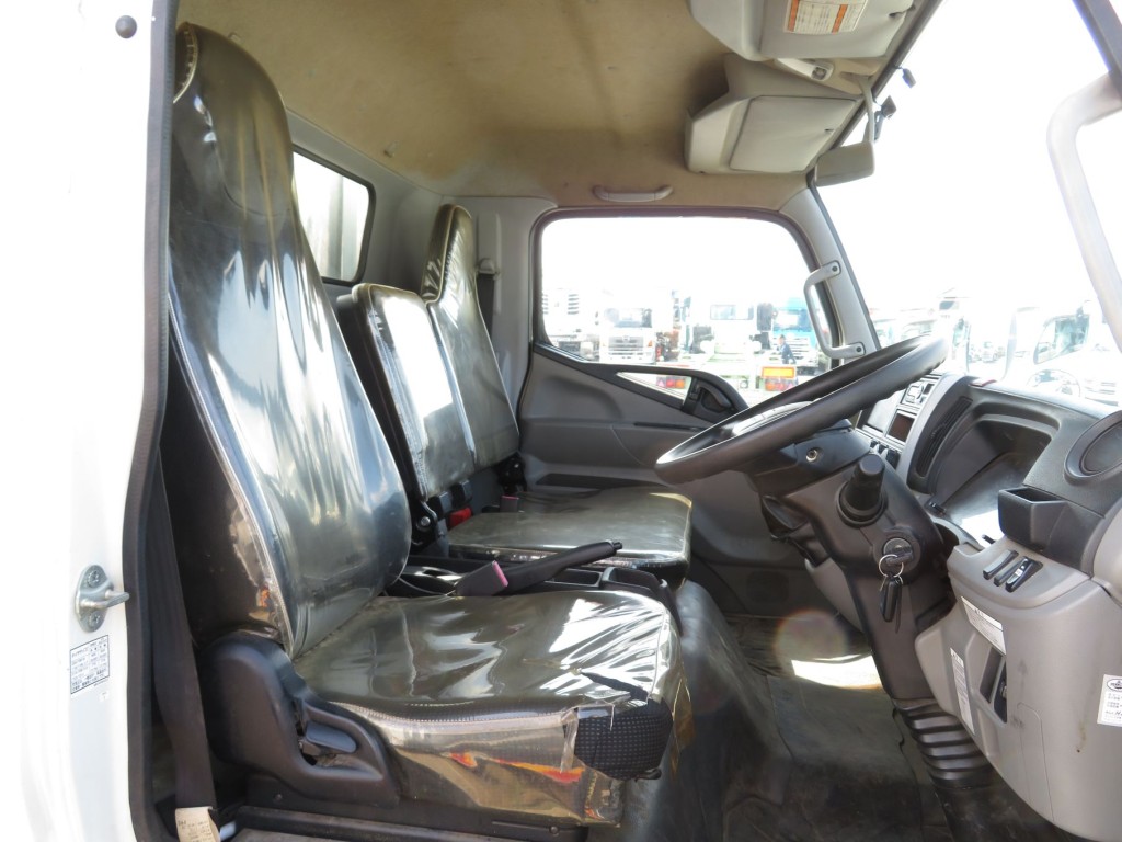 乗車定員は3名です。（助手席座面にたばこの焦げ跡があります）|三菱 キャンター 2PG-FEB90(2WD)の写真7