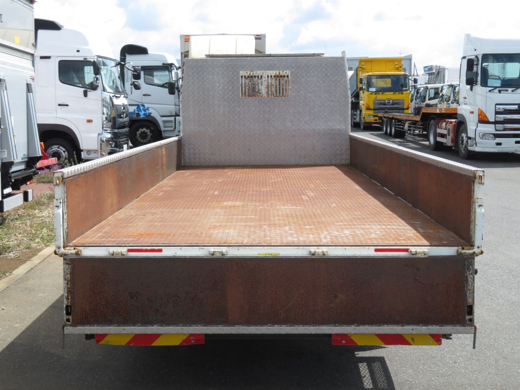 床は鉄板張りです。|三菱 キャンター 2PG-FEB90(2WD)の写真8