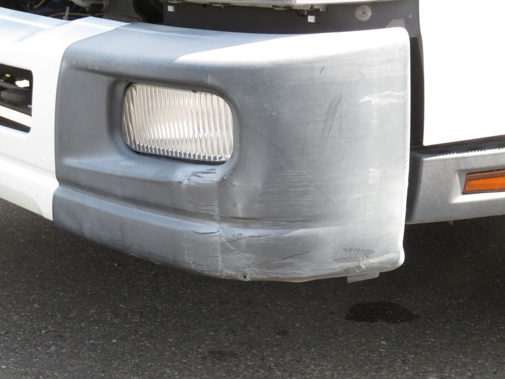 フロントバンパー助手席側にキズがあります。|三菱 キャンター 2PG-FEB90(2WD)の写真11