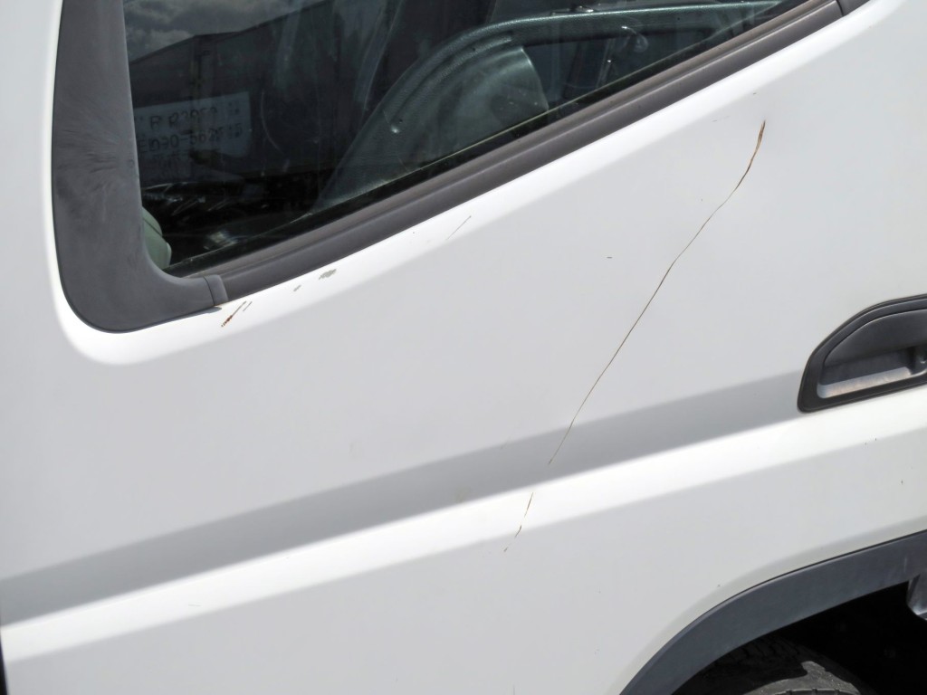 助手席ドアにキズがあります。|三菱 キャンター 2PG-FEB90(2WD)の写真12