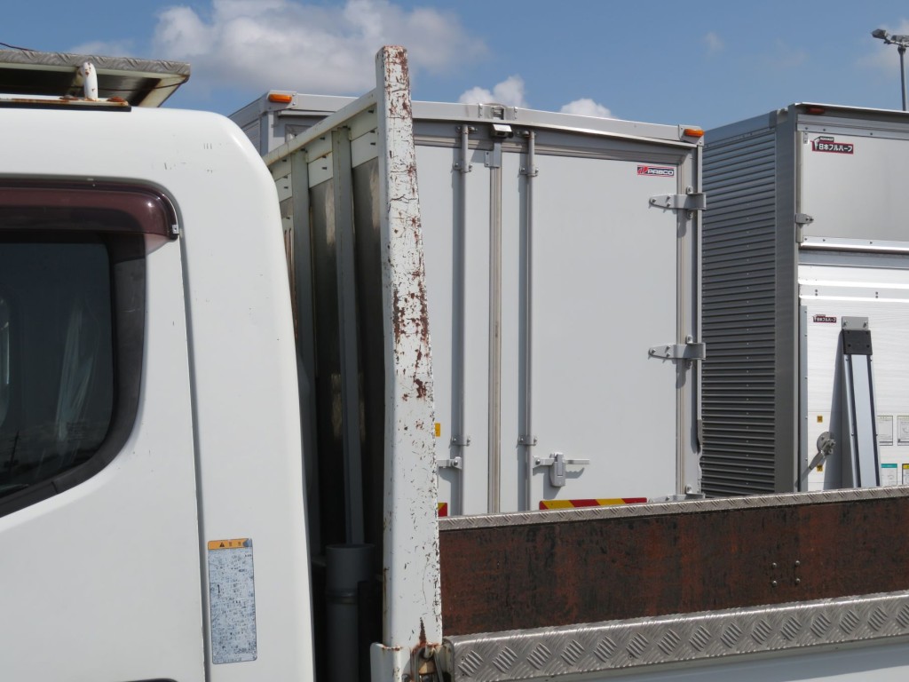 前立て側面にキズ・サビがあります。|三菱 キャンター 2PG-FEB90(2WD)の写真14