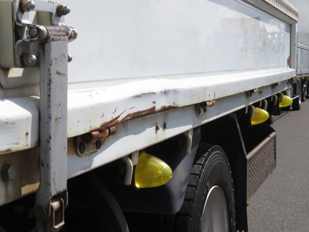 助手席側あおりの外枠にキズ・ヘコミ・サビがあります。|三菱 キャンター 2PG-FEB90(2WD)の写真15