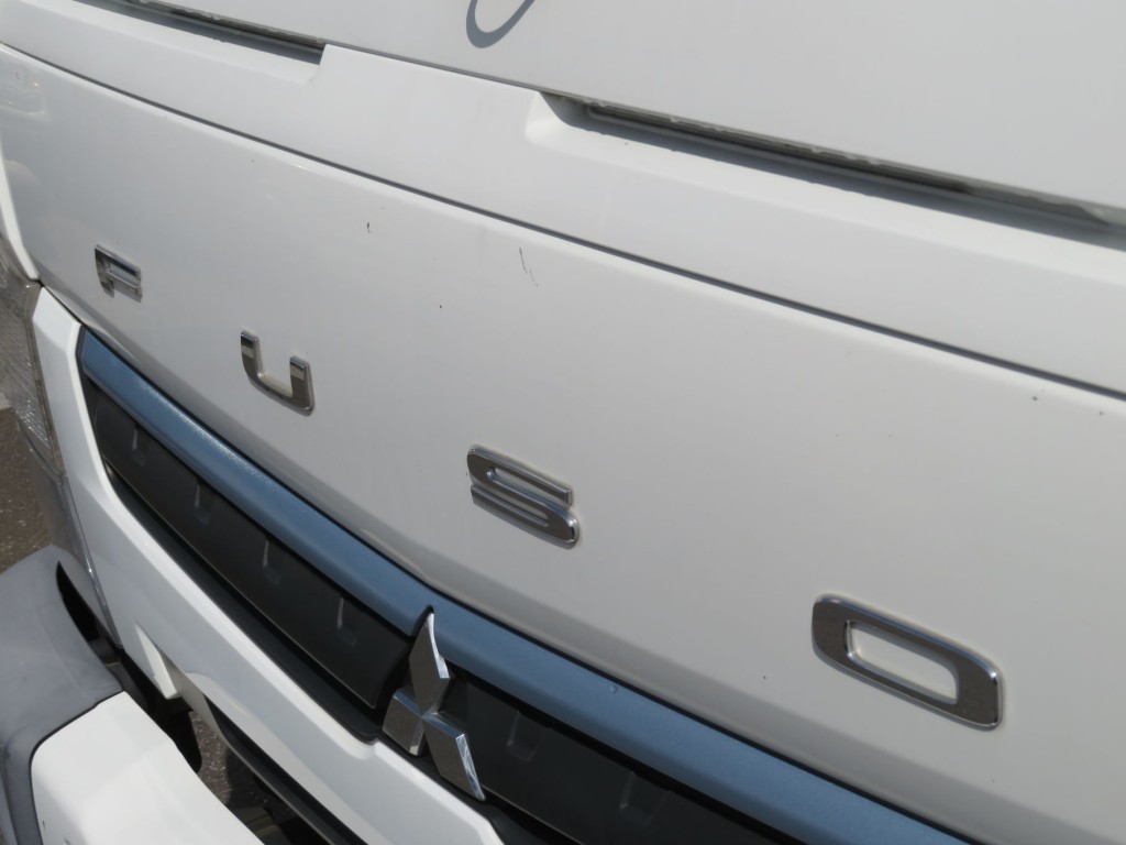 フロントパネルに細かいキズがあります。|三菱 キャンター 2PG-FEB90(2WD)の写真29