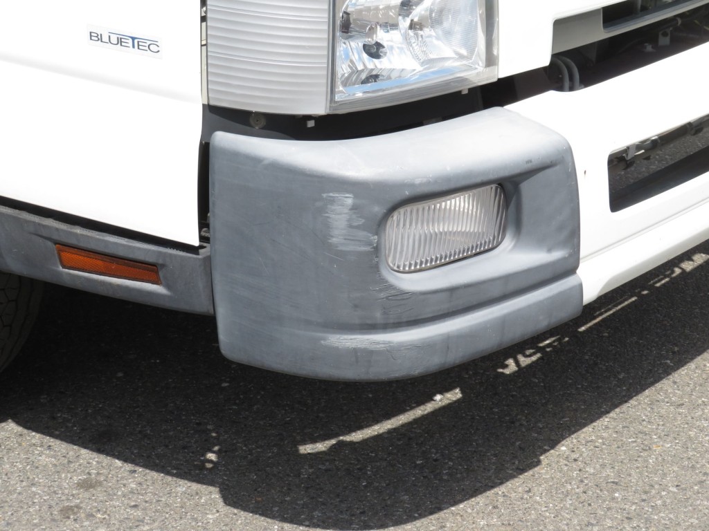 フロントバンパー運転席側にキズがあります。|三菱 キャンター 2PG-FEB90(2WD)の写真30