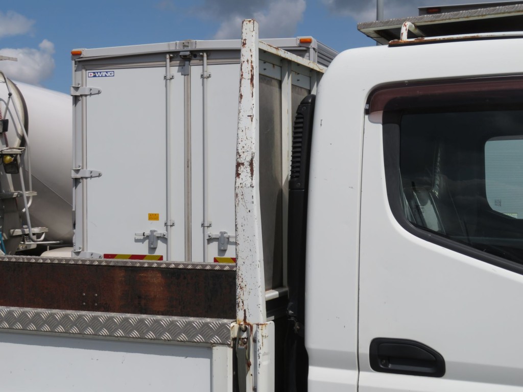 前立て側面にキズ・サビがあります。|三菱 キャンター 2PG-FEB90(2WD)の写真35