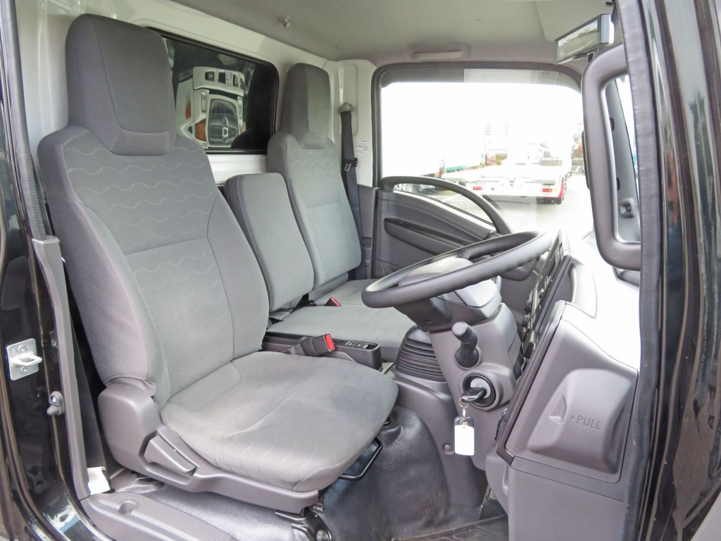 運転席座面にヘタリがあります。（乗車定員は3名です）|いすゞ エルフ 2RG-NLR88AC(2WD)の写真6