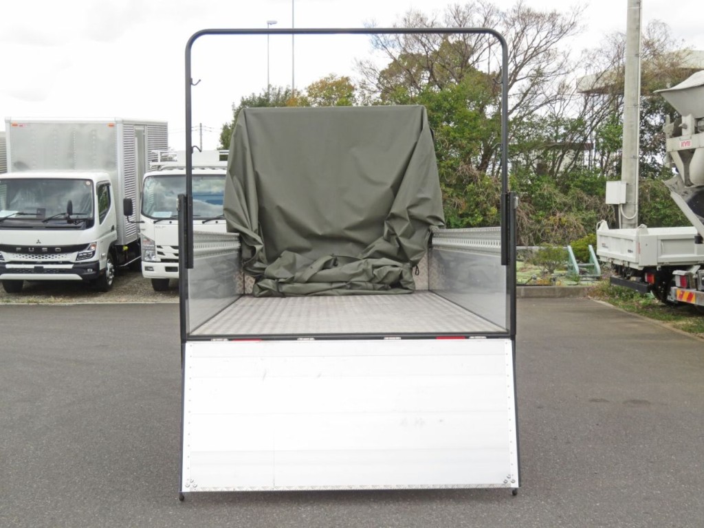 シート外した状態です。（リアのパイプは取り外し出来ます）|いすゞ エルフ 2RG-NLR88AC(2WD)の写真7