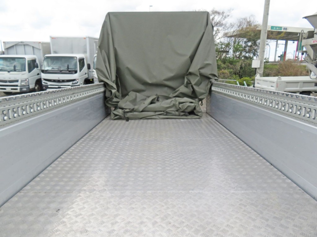 床はアルミの縞板が張ってあります。|いすゞ エルフ 2RG-NLR88AC(2WD)の写真8