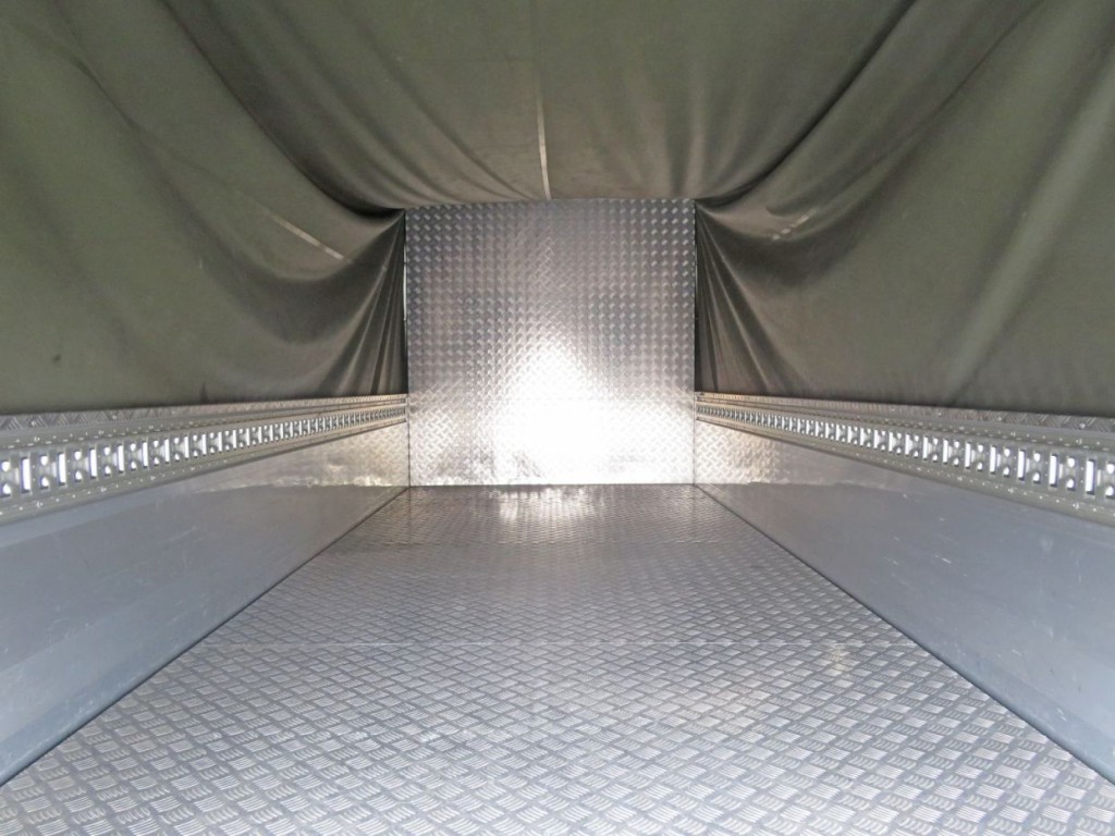 荷台内部の状態です。（中央に骨が無い為リアのゴムを外すこのようになります）|いすゞ エルフ 2RG-NLR88AC(2WD)の写真10