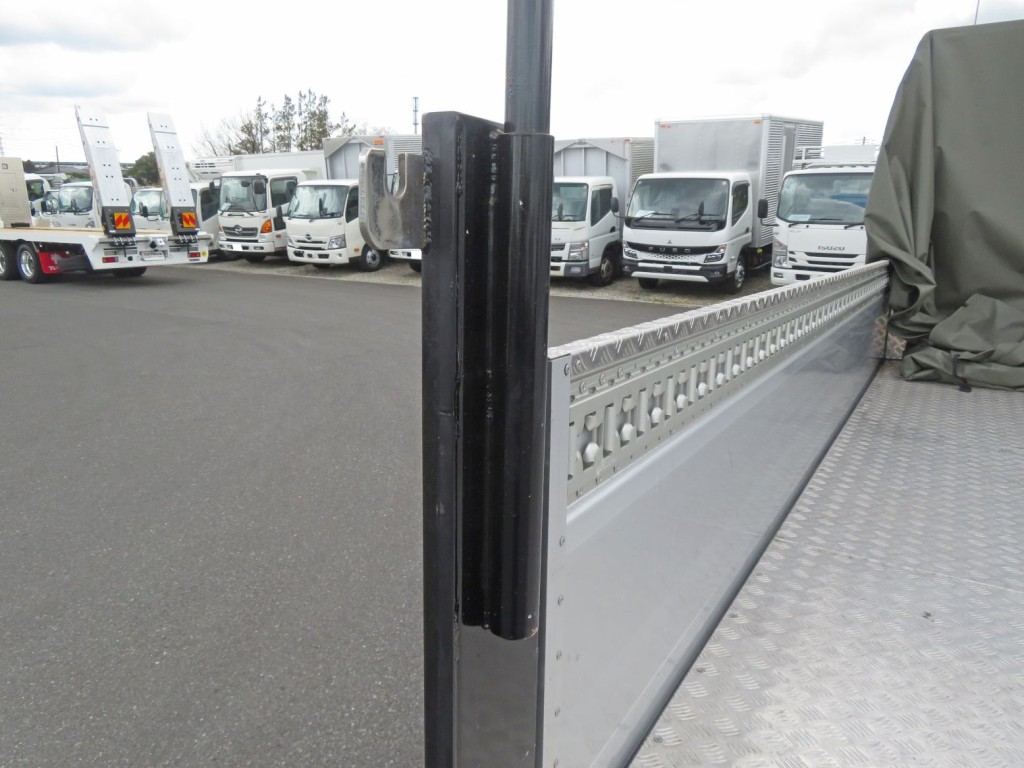 リアのパイプの状態です。|いすゞ エルフ 2RG-NLR88AC(2WD)の写真12