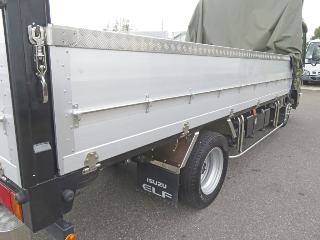 あおりにパイプが取り付けされています。（サイドのシートの固定フックが付いています）|いすゞ エルフ 2RG-NLR88AC(2WD)の写真15