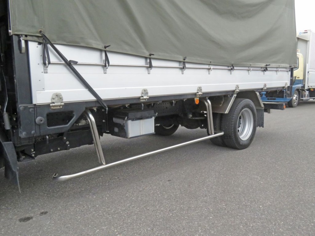 助手席側のサイドバンパーが後方に曲がっています。|いすゞ エルフ 2RG-NLR88AC(2WD)の写真16