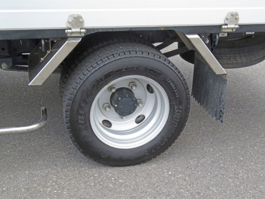 リアフェンダーはステンレス製です。|いすゞ エルフ 2RG-NLR88AC(2WD)の写真18