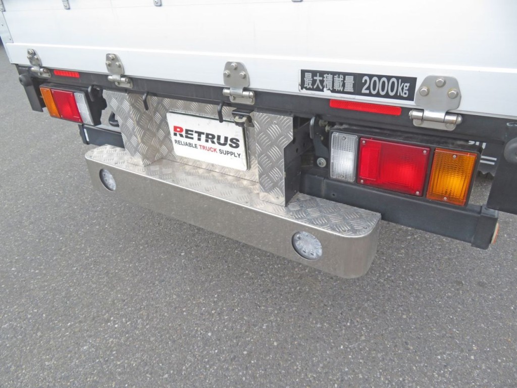 リアステップはステンレス製です。（後方にアルミの縞板が使われています）|いすゞ エルフ 2RG-NLR88AC(2WD)の写真21