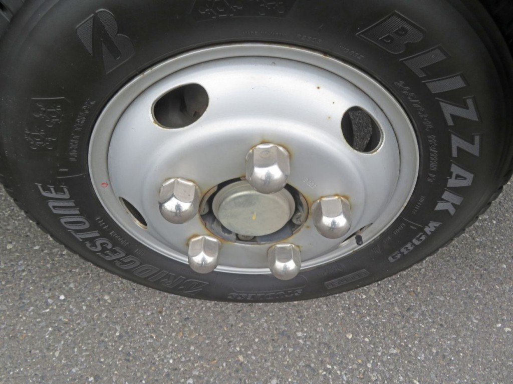 ホイールに細かいキズ・少しサビがあります。|いすゞ エルフ 2RG-NLR88AC(2WD)の写真24