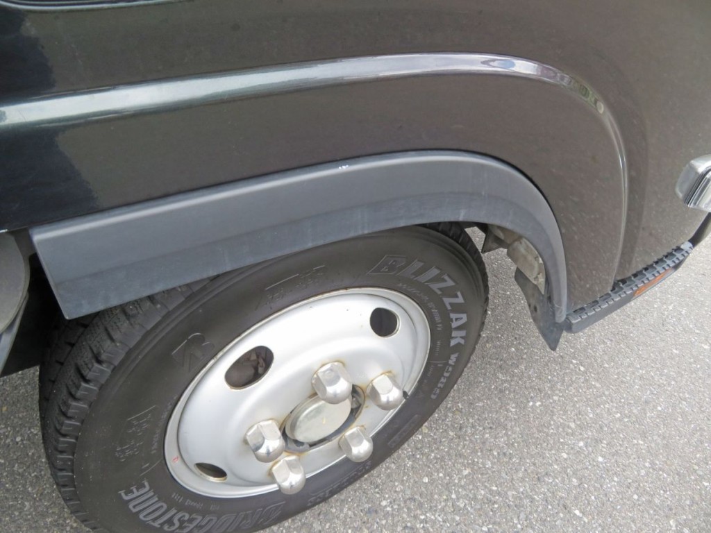 フェンダーの樹脂に少し色あせがあります。|いすゞ エルフ 2RG-NLR88AC(2WD)の写真25