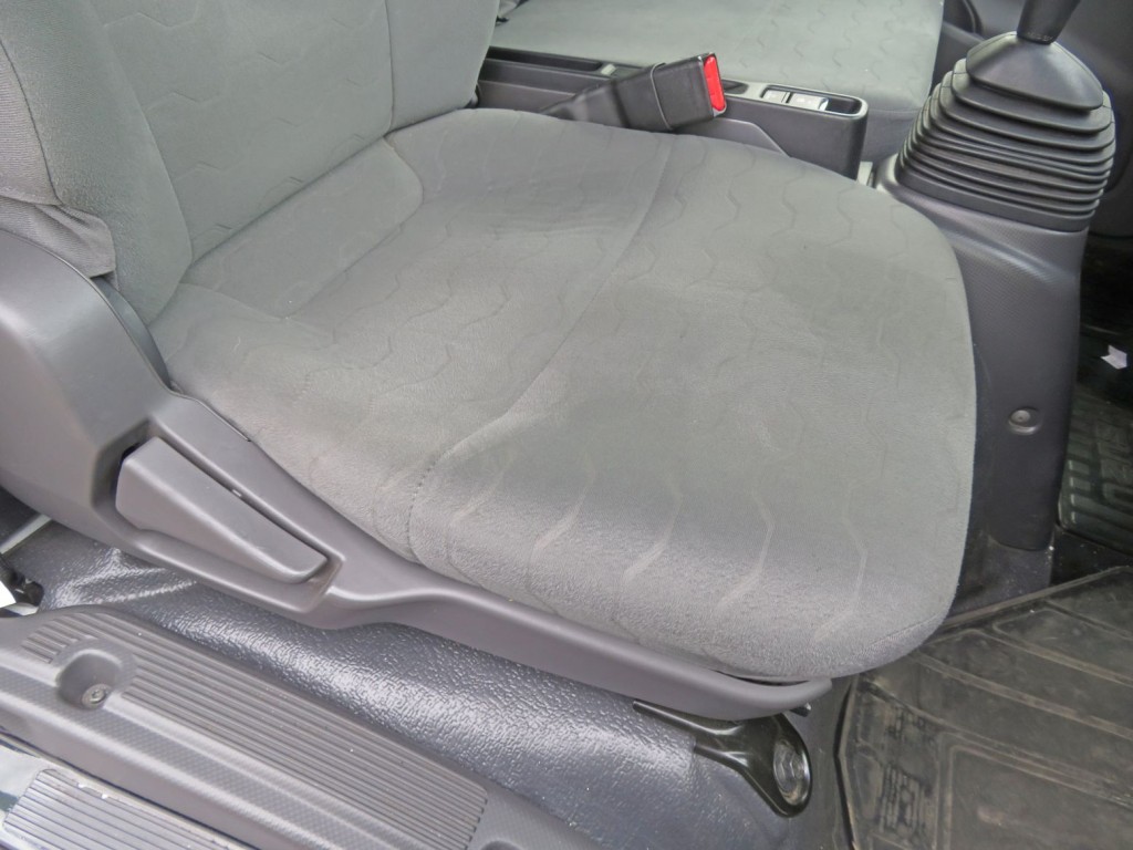 運転席座面の状態です。|いすゞ エルフ 2RG-NLR88AC(2WD)の写真28