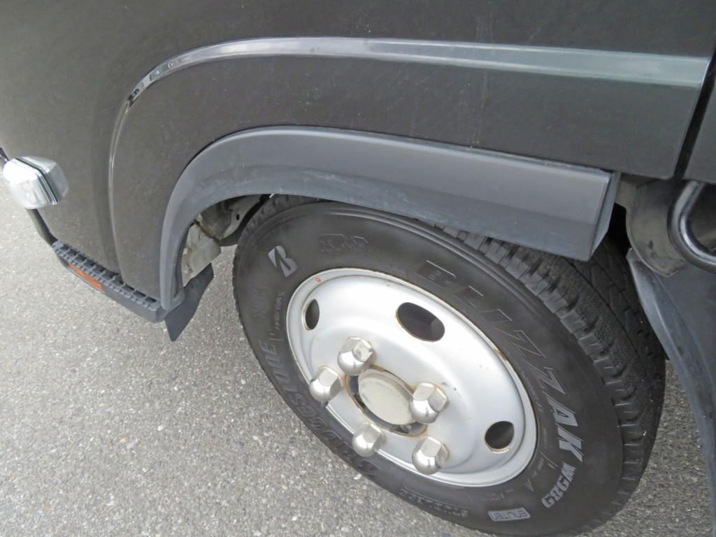 フェンダーの樹脂に少し色あせがあります。|いすゞ エルフ 2RG-NLR88AC(2WD)の写真29