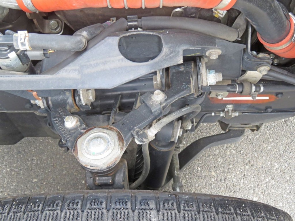 脚廻りにサビがあります。|いすゞ エルフ 2RG-NLR88AC(2WD)の写真31