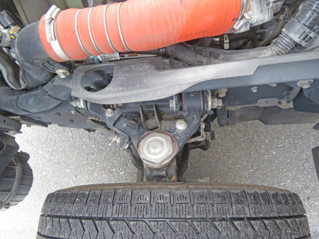 脚廻りにサビがあります。|いすゞ エルフ 2RG-NLR88AC(2WD)の写真34