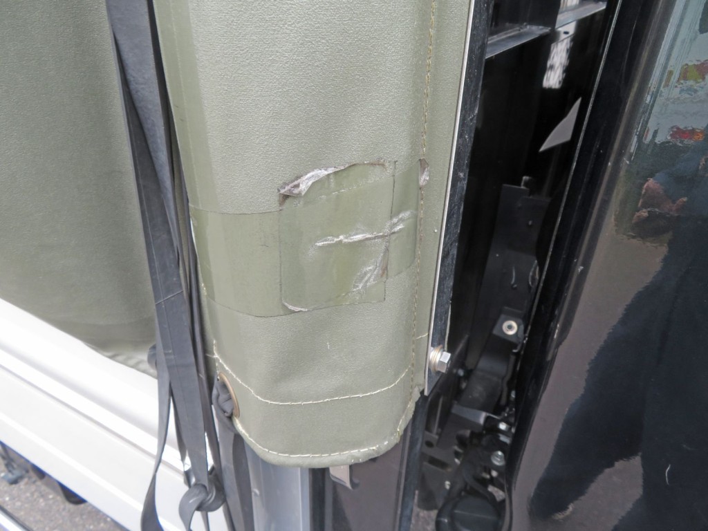 運転席側前方シートに破れ・補修シール跡があります。|いすゞ エルフ 2RG-NLR88AC(2WD)の写真35