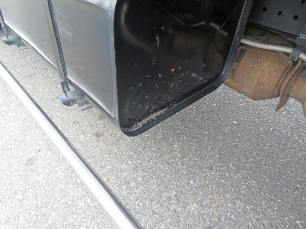 燃料タンクに少し塗装の剥がれ・サビの跡があります。|いすゞ エルフ 2RG-NLR88AC(2WD)の写真37