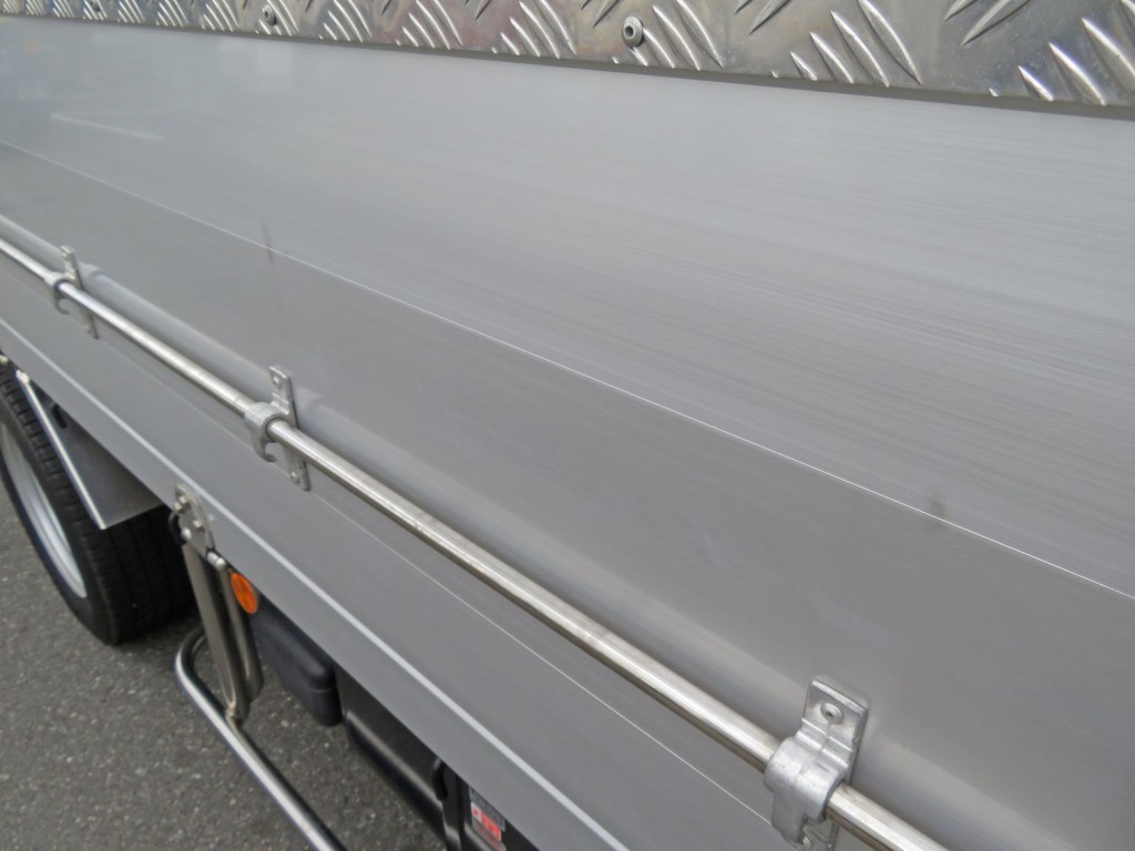 あおりに少しスレ跡があります。|いすゞ エルフ 2RG-NLR88AC(2WD)の写真38