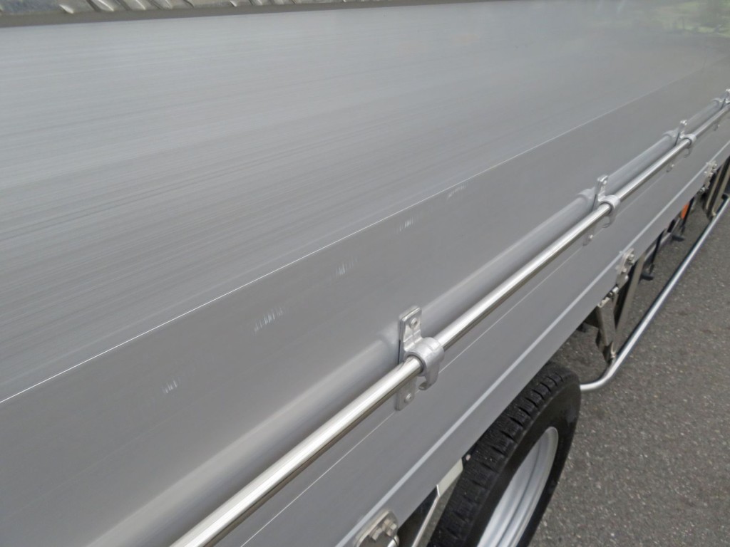 あおりに少しスレ跡があります。|いすゞ エルフ 2RG-NLR88AC(2WD)の写真39