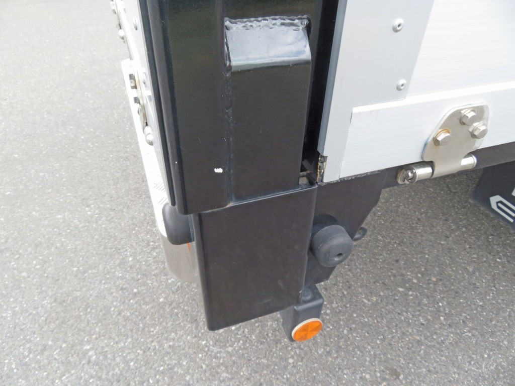 リア柱に小さいキズがあります。|いすゞ エルフ 2RG-NLR88AC(2WD)の写真40