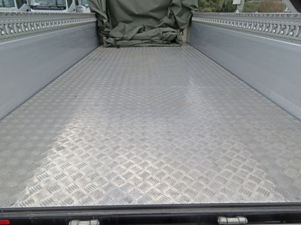 床の状態です。（軽いスリキズがあります）|いすゞ エルフ 2RG-NLR88AC(2WD)の写真42