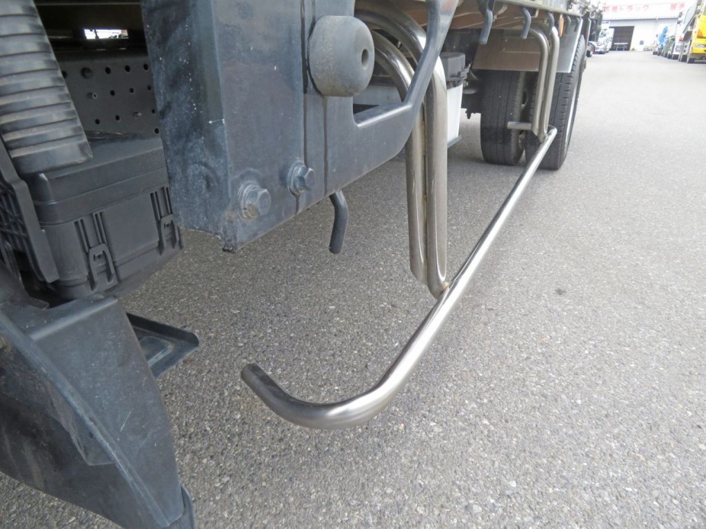 サイドバンパーに曲がりがあります。|いすゞ エルフ 2RG-NLR88AC(2WD)の写真44