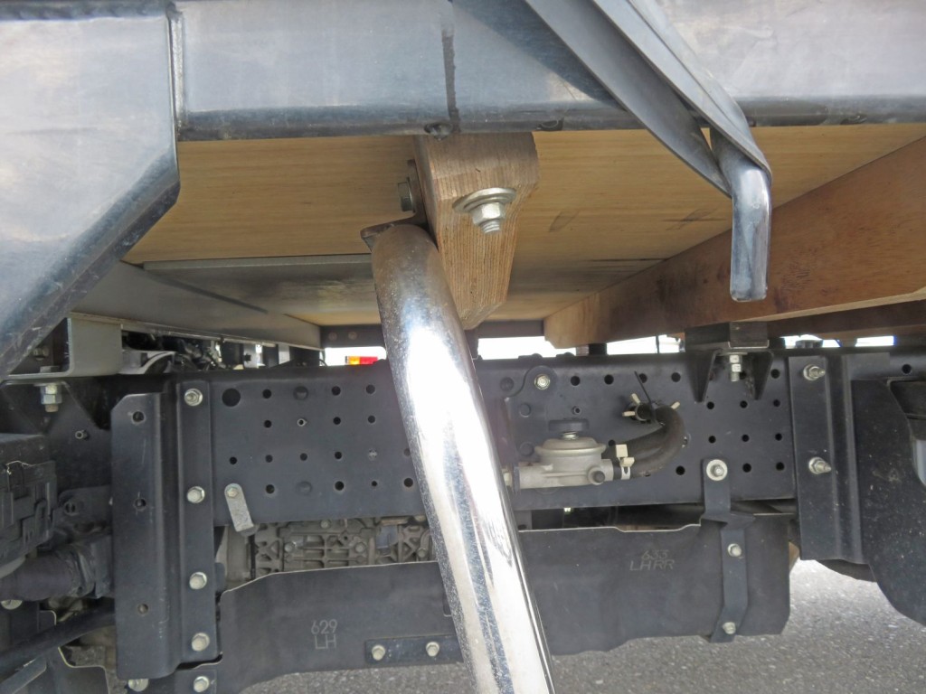 サイドバンパー上部の横ネタに曲がりがあります。|いすゞ エルフ 2RG-NLR88AC(2WD)の写真45