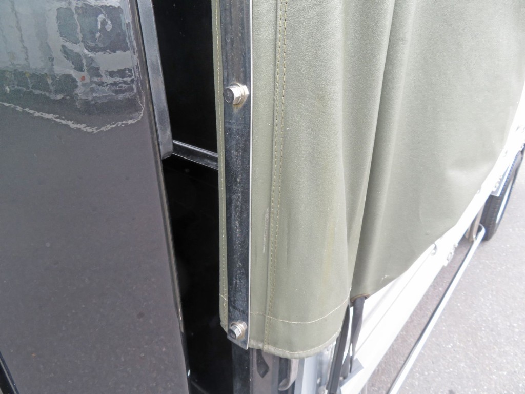 シート前方はステーとボルトで固定されています。（取り外し可能です）|いすゞ エルフ 2RG-NLR88AC(2WD)の写真46