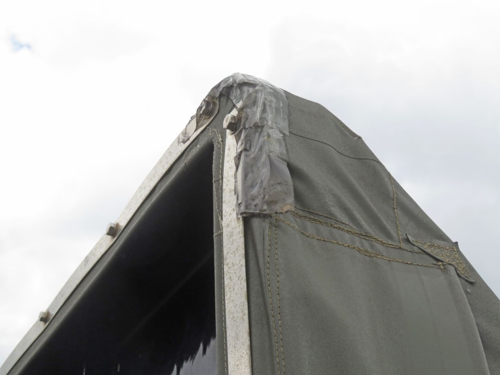 助手席側シート前方上部に破れ・補修テープ跡があります。|いすゞ エルフ 2RG-NLR88AC(2WD)の写真47