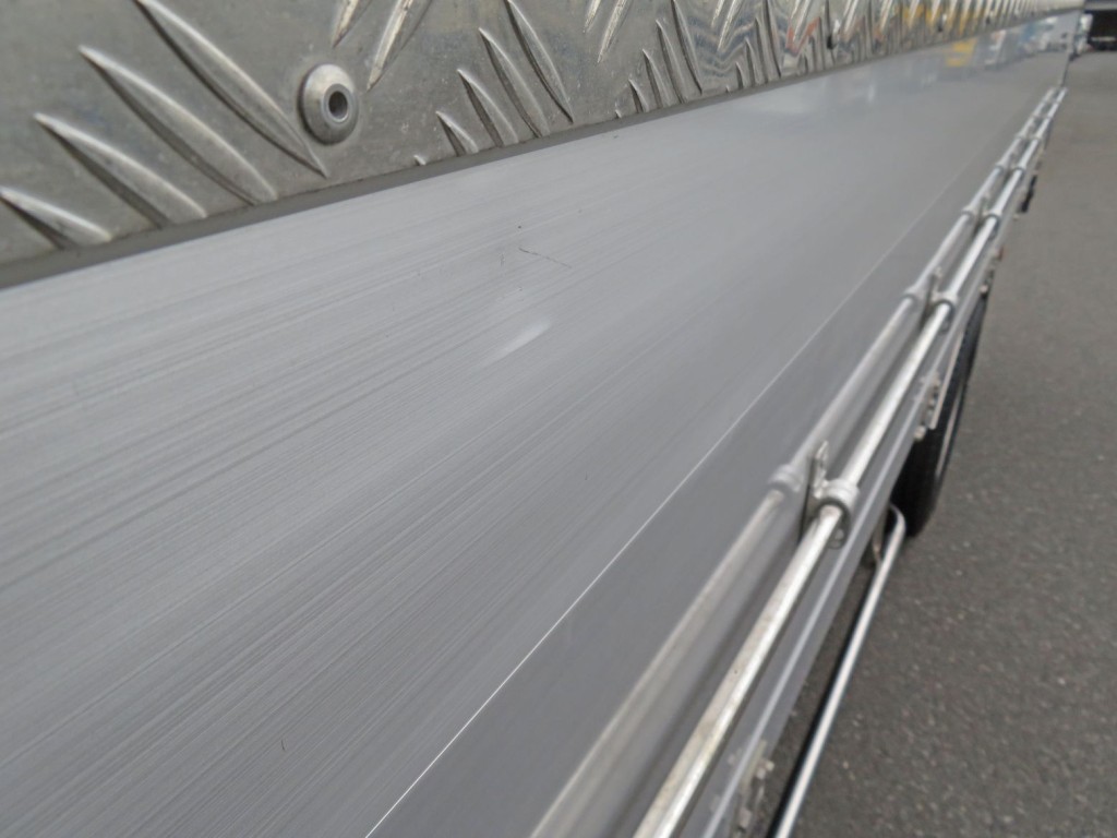 あおりに少しスレ跡があります。|いすゞ エルフ 2RG-NLR88AC(2WD)の写真49