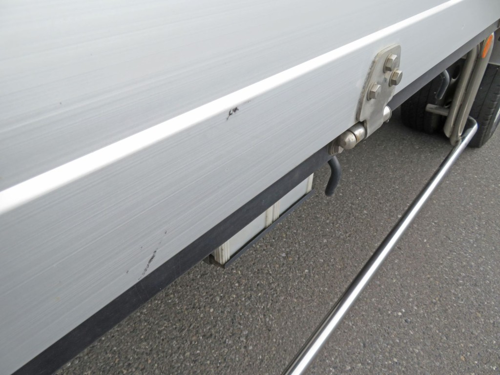 あおりに少しスレ跡があります。|いすゞ エルフ 2RG-NLR88AC(2WD)の写真50