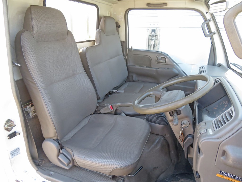 乗車定員は3名です。(運転席座面にヘタリ、中央座面に破れがあります)|いすゞ エルフ KC-NKR66EA(2WD)の写真6