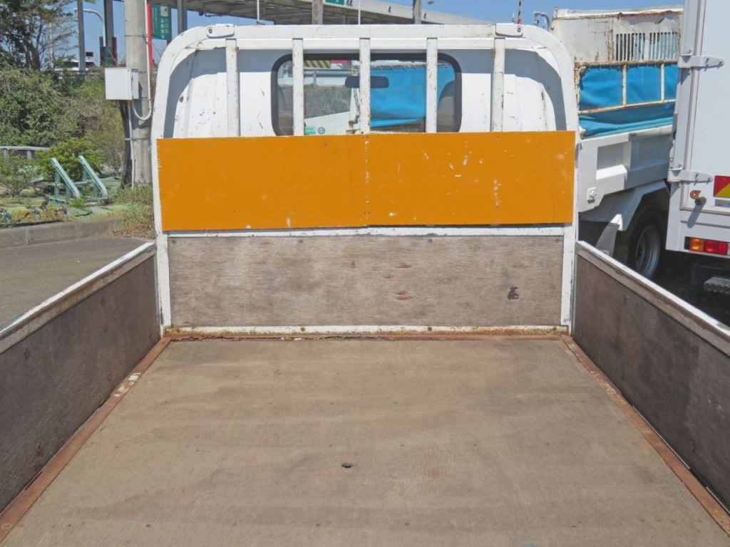 プロテクターにコンパネが取り付けされています。|いすゞ エルフ KC-NKR66EA(2WD)の写真8