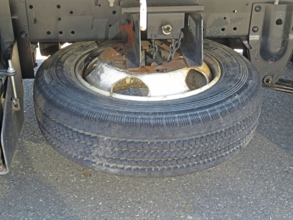 スペアタイヤ付きです。|いすゞ エルフ KC-NKR66EA(2WD)の写真9