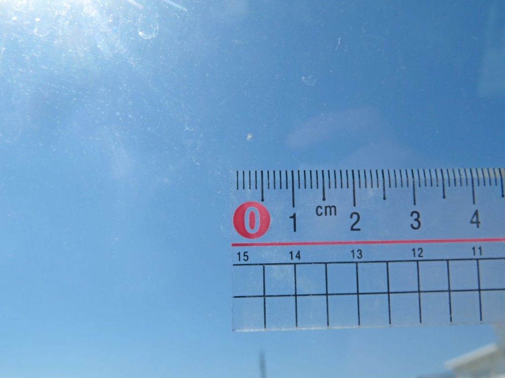 フロントガラスに小キズがあります。|いすゞ エルフ KC-NKR66EA(2WD)の写真10