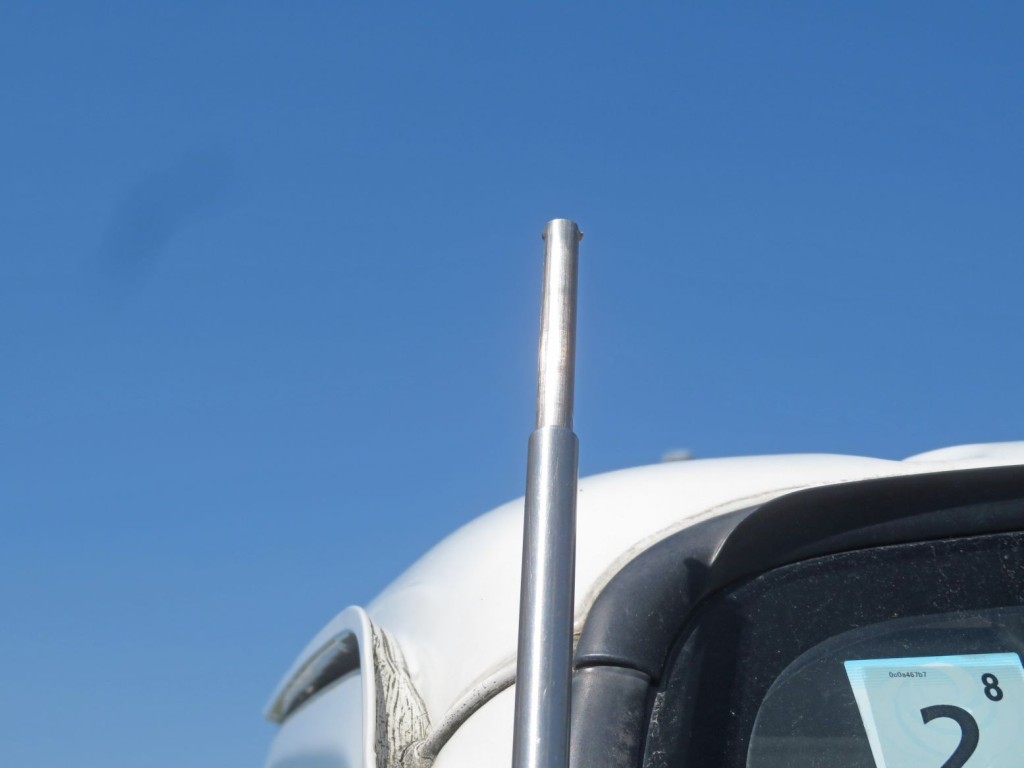 ラジオアンテナに折れがあります。|いすゞ エルフ KC-NKR66EA(2WD)の写真13