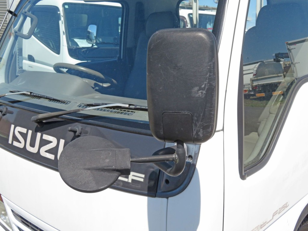 ミラーにキズ・スレがあります。|いすゞ エルフ KC-NKR66EA(2WD)の写真15