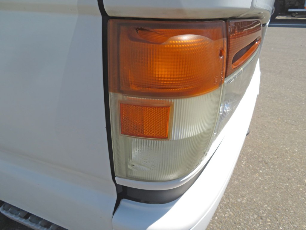 コーナーレンズに色あせがあります。|いすゞ エルフ KC-NKR66EA(2WD)の写真16